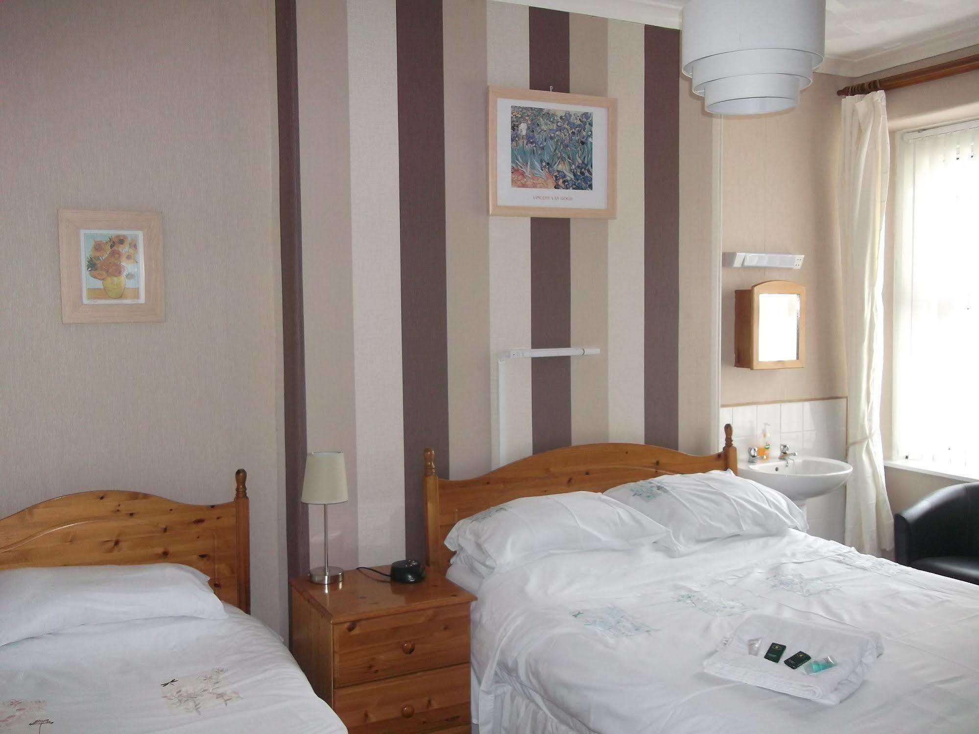 Wavecrest Hotell Holyhead Exteriör bild