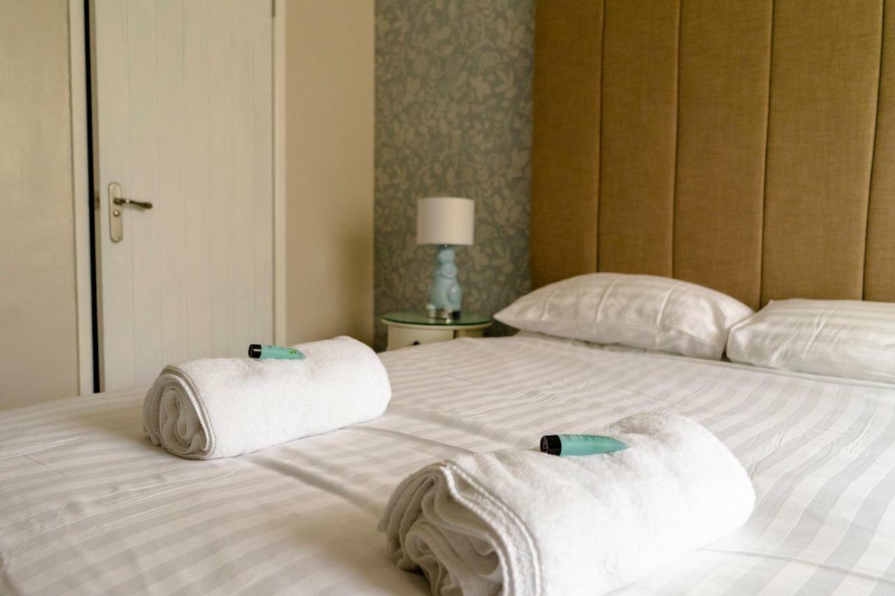 Wavecrest Hotell Holyhead Exteriör bild